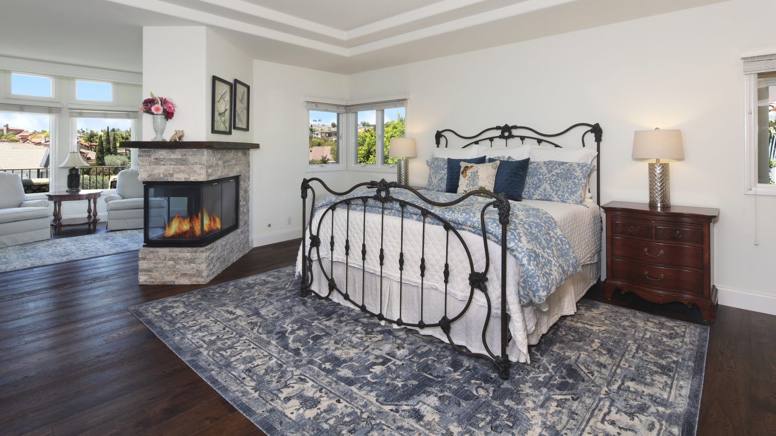 Уютная спальная комната с камином и большой кроватью