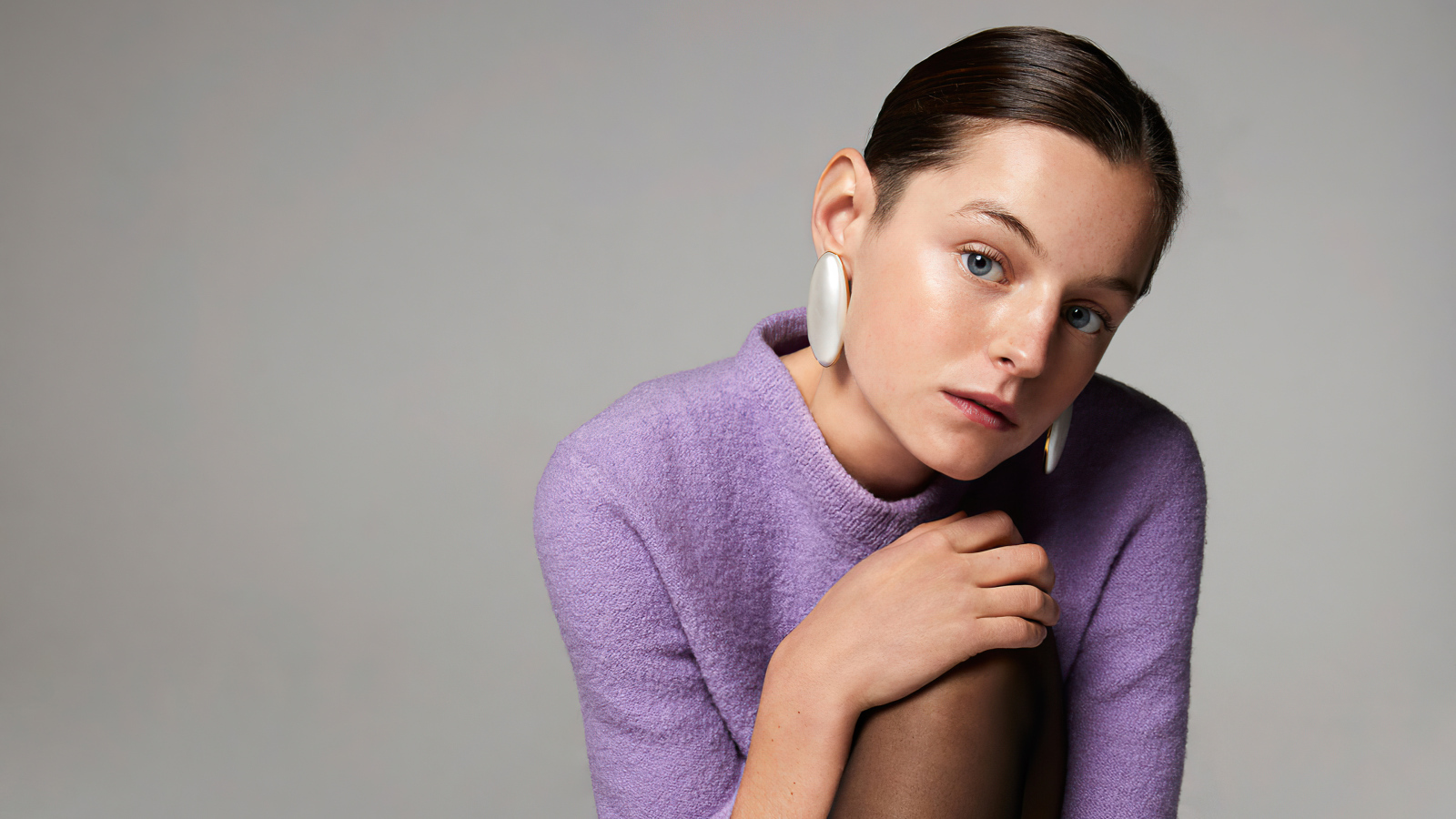 Английская актриса Эмма Коррин на сером фоне