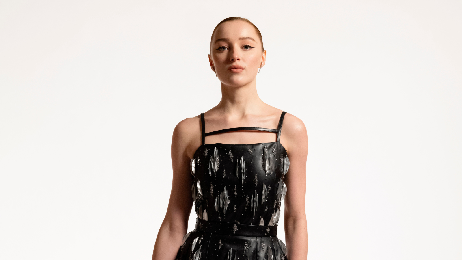 Английская актриса Фиби Дайневор в платье на белом фоне