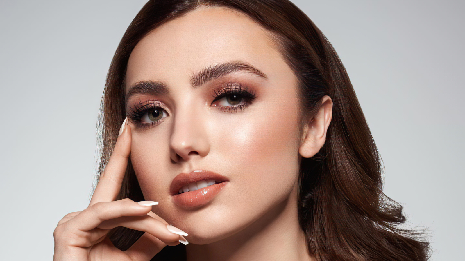 Лицо актрисы Пейтон Лист на сером фоне крупным планом