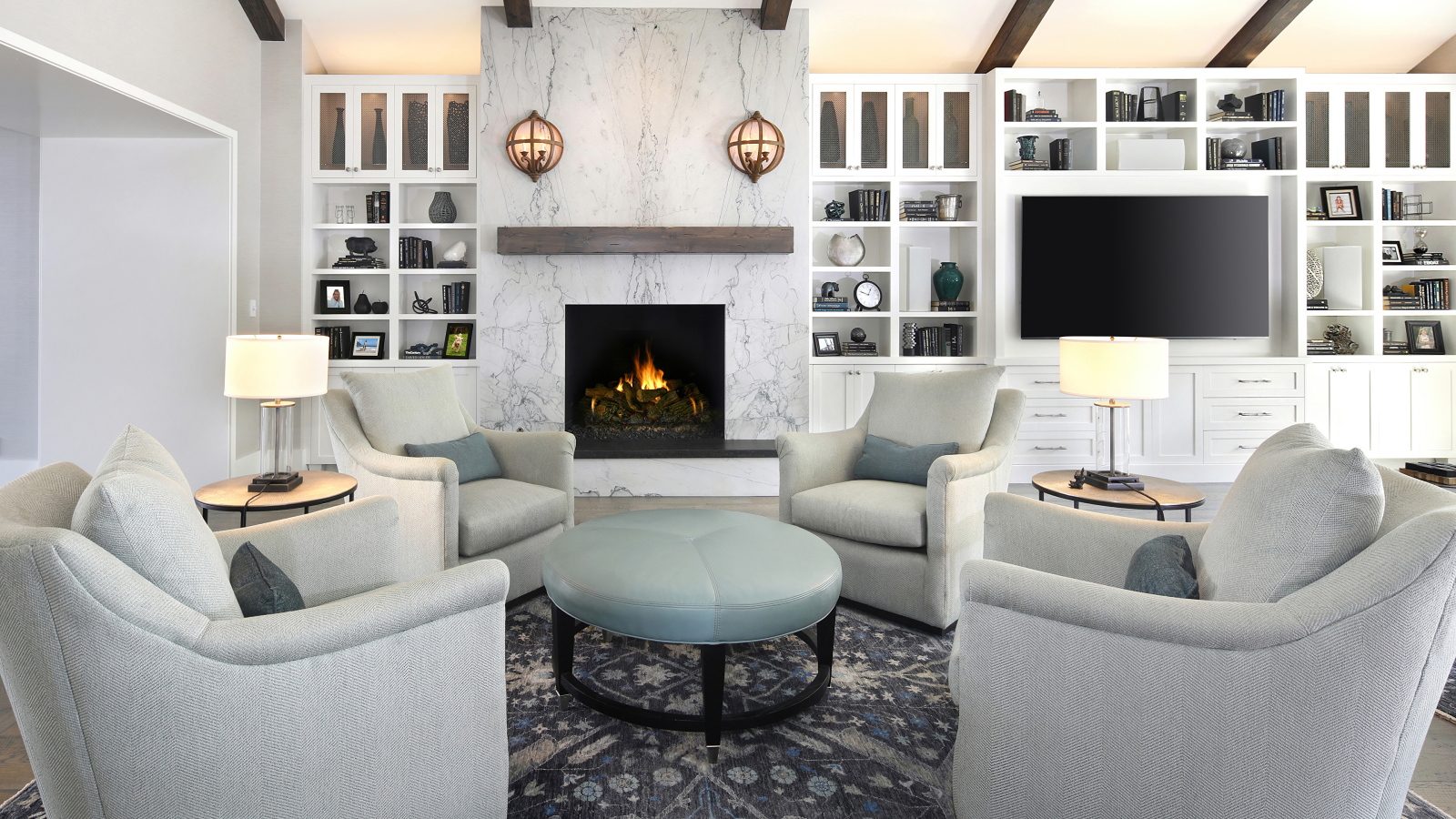 Четыре кресла стоят в гостиной комнате 