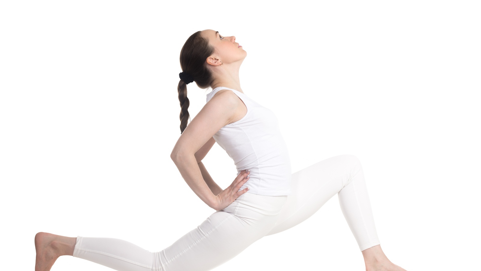 Девушка в белом костюме делает растяжку