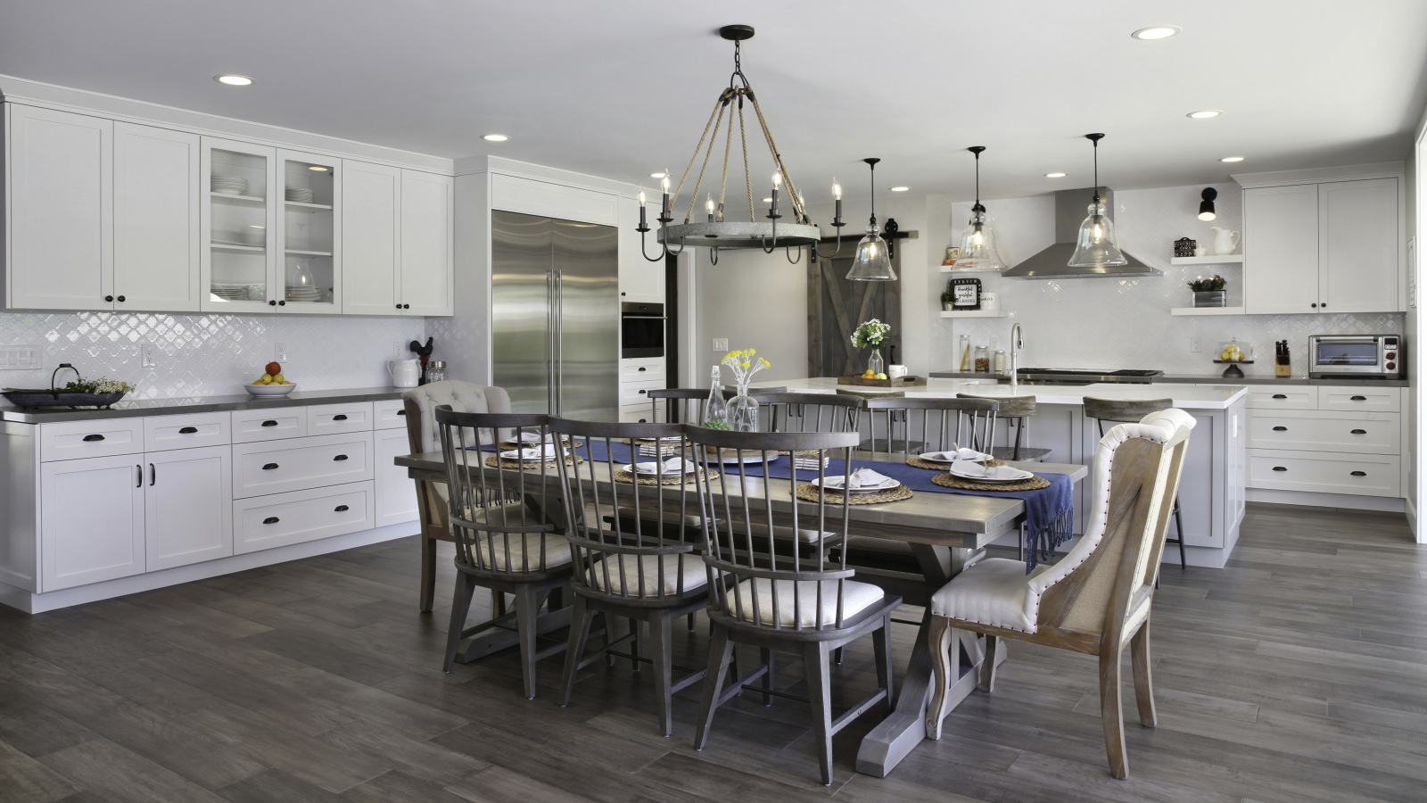 Большой обеденный стол на кухне