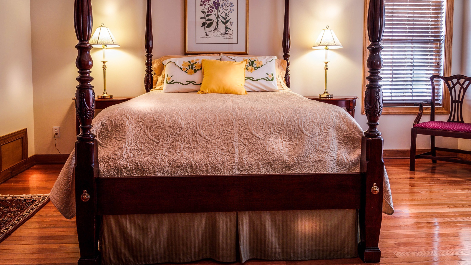 Большая высокая кровать в спальне 