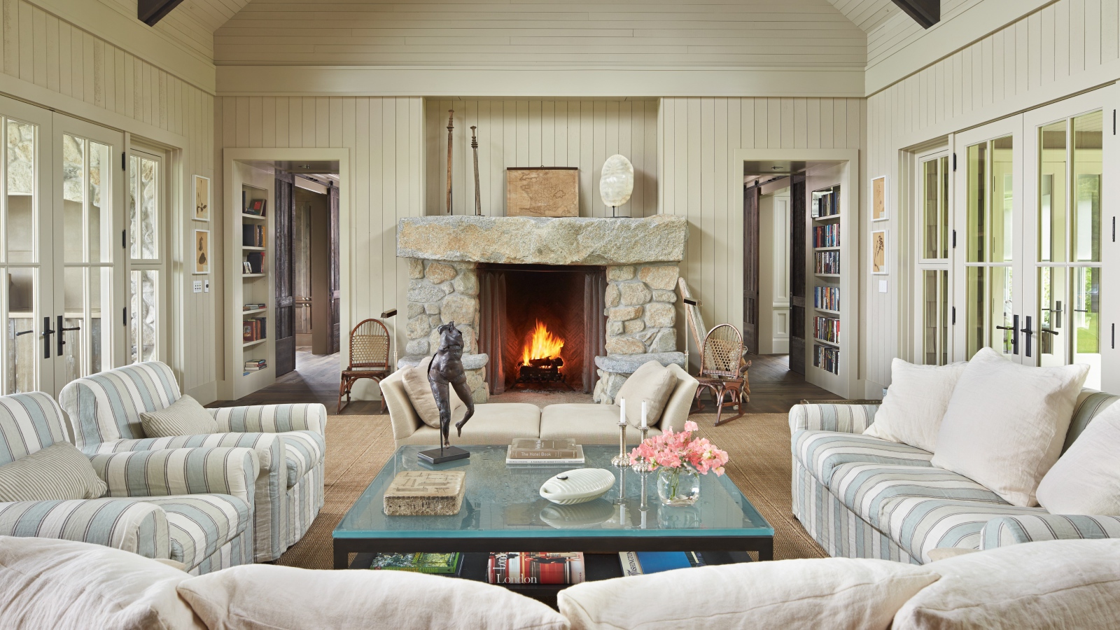 Большая гостиная комната с мягкой мебелью и камином