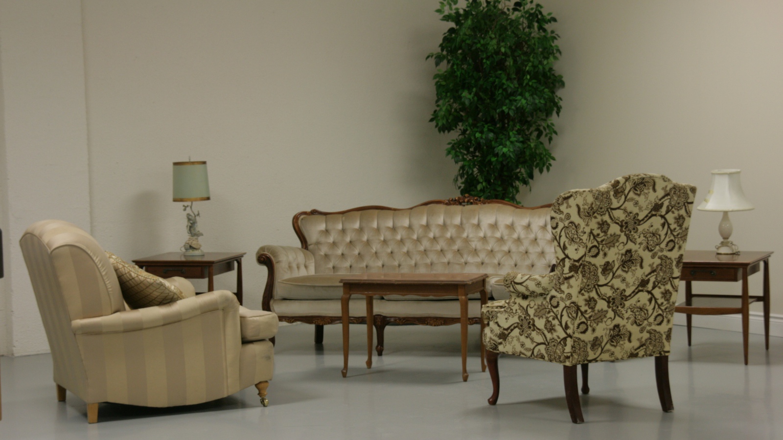 Кожаный диван и два кресла в гостиной 