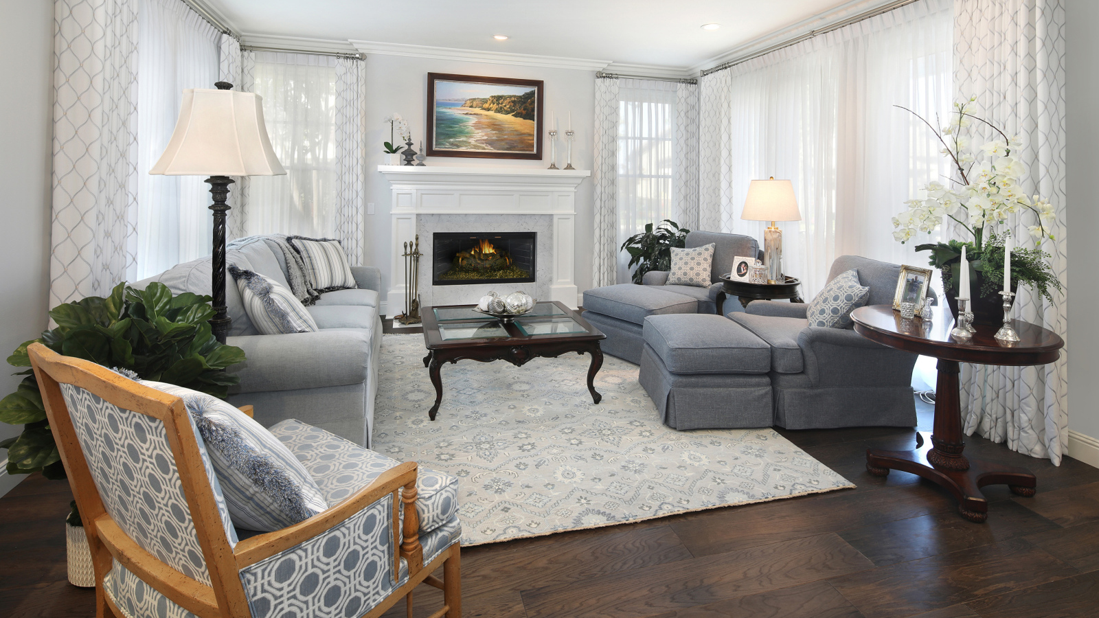 Гостиная комната с серой мебелью и камином 