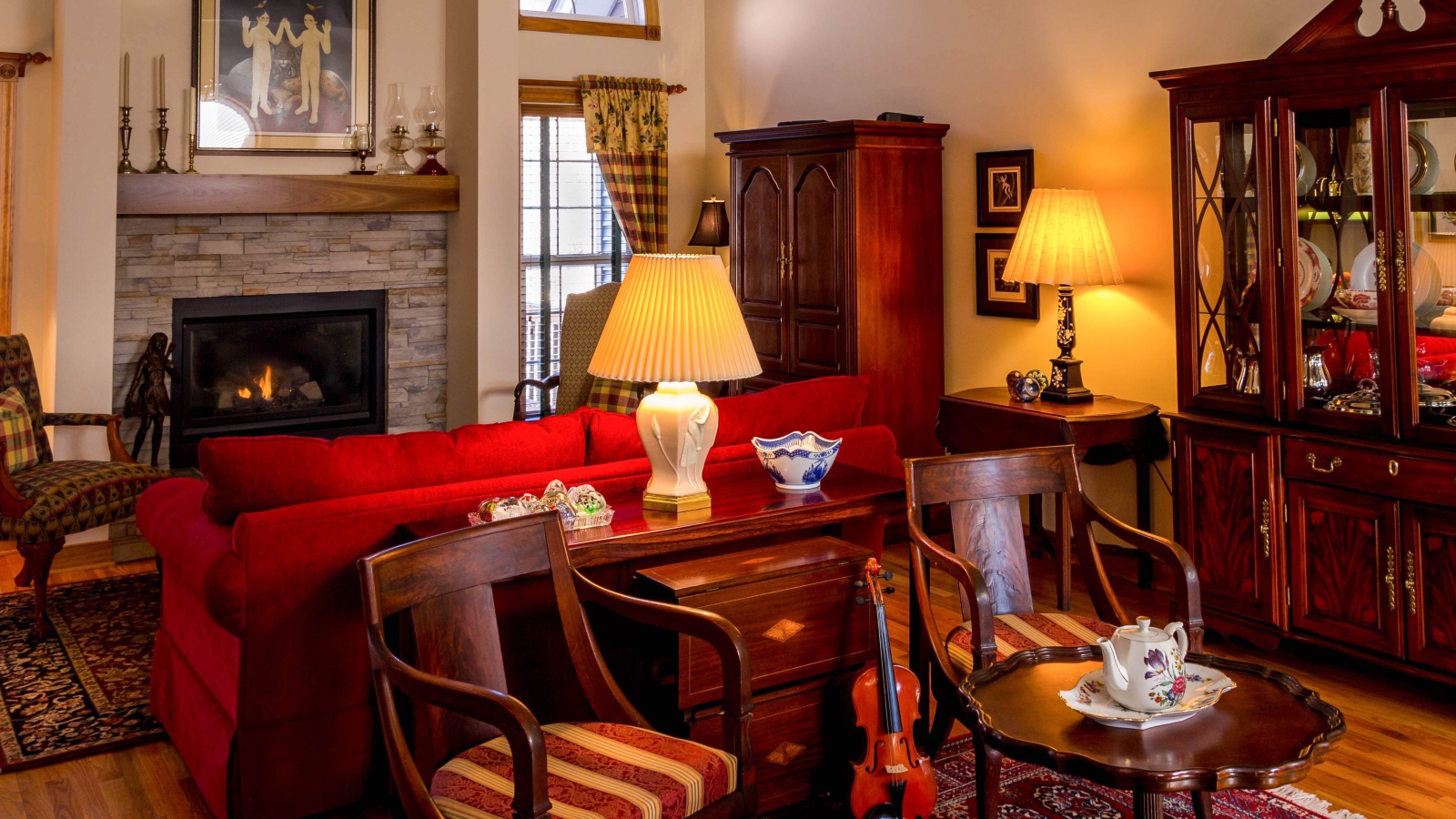 Старая мебель в комнате с камином