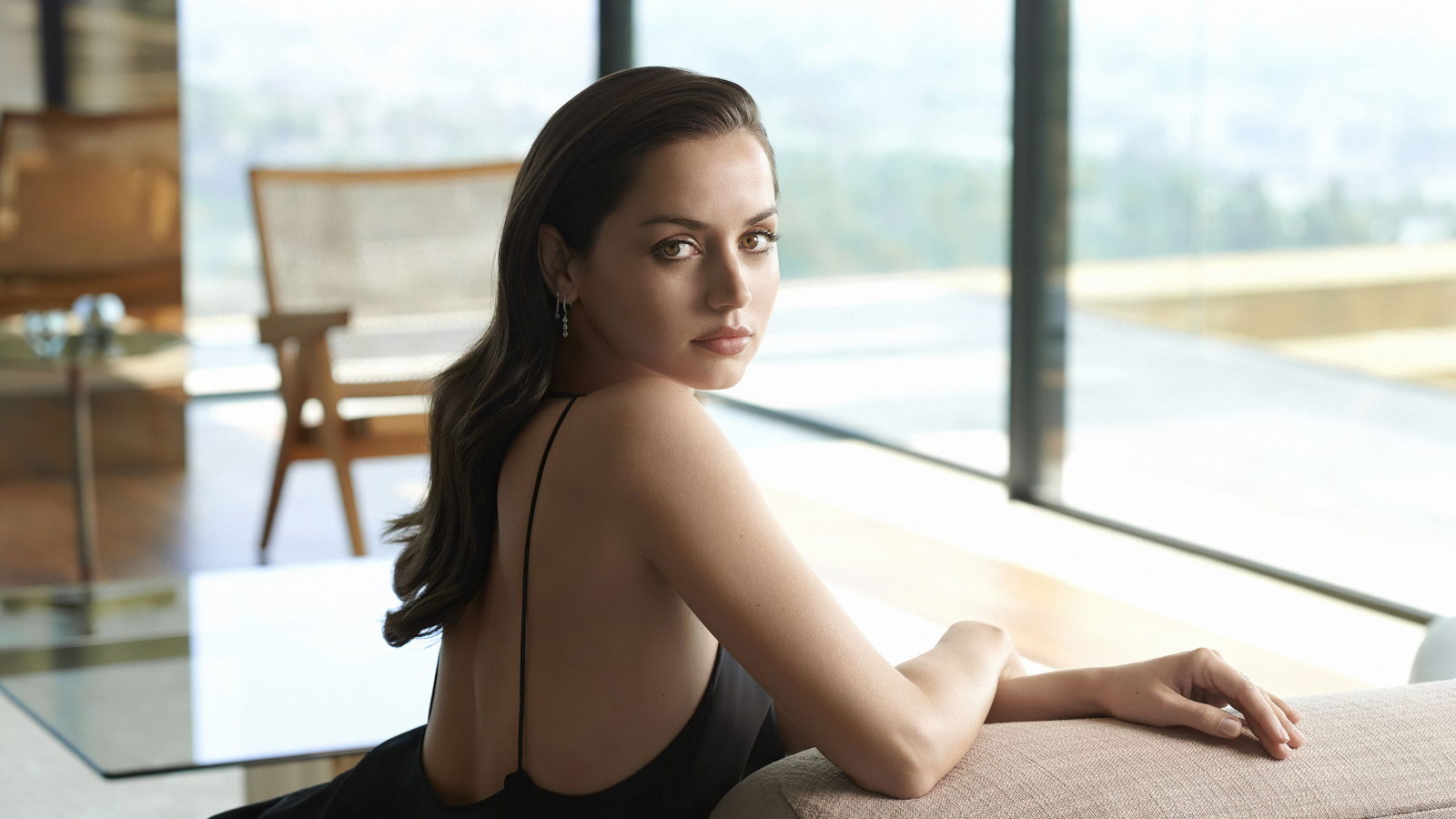 Испанская актриса Ана де Армас в черном платье у дивана