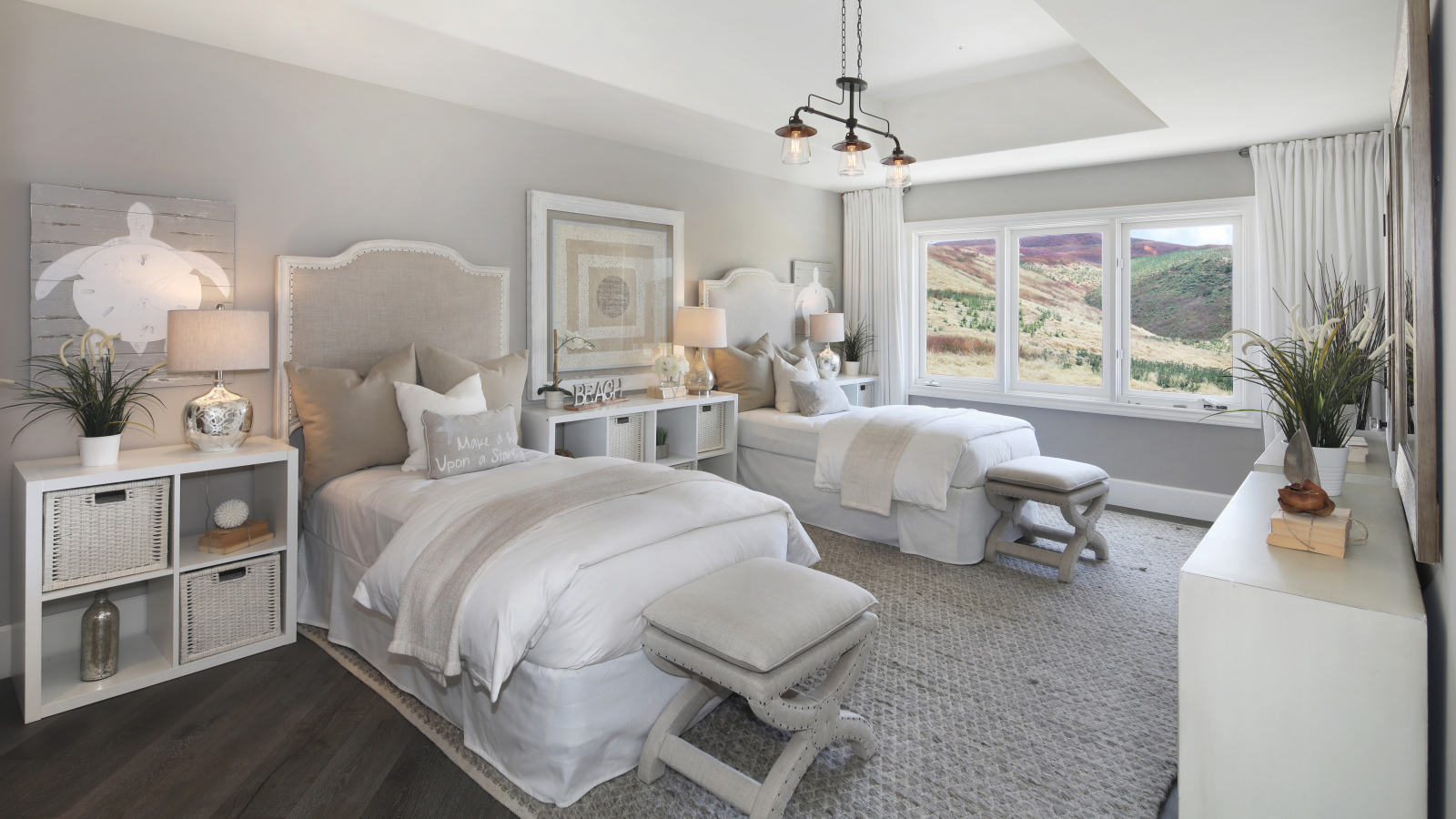 Две кровати в спальне с большим окном