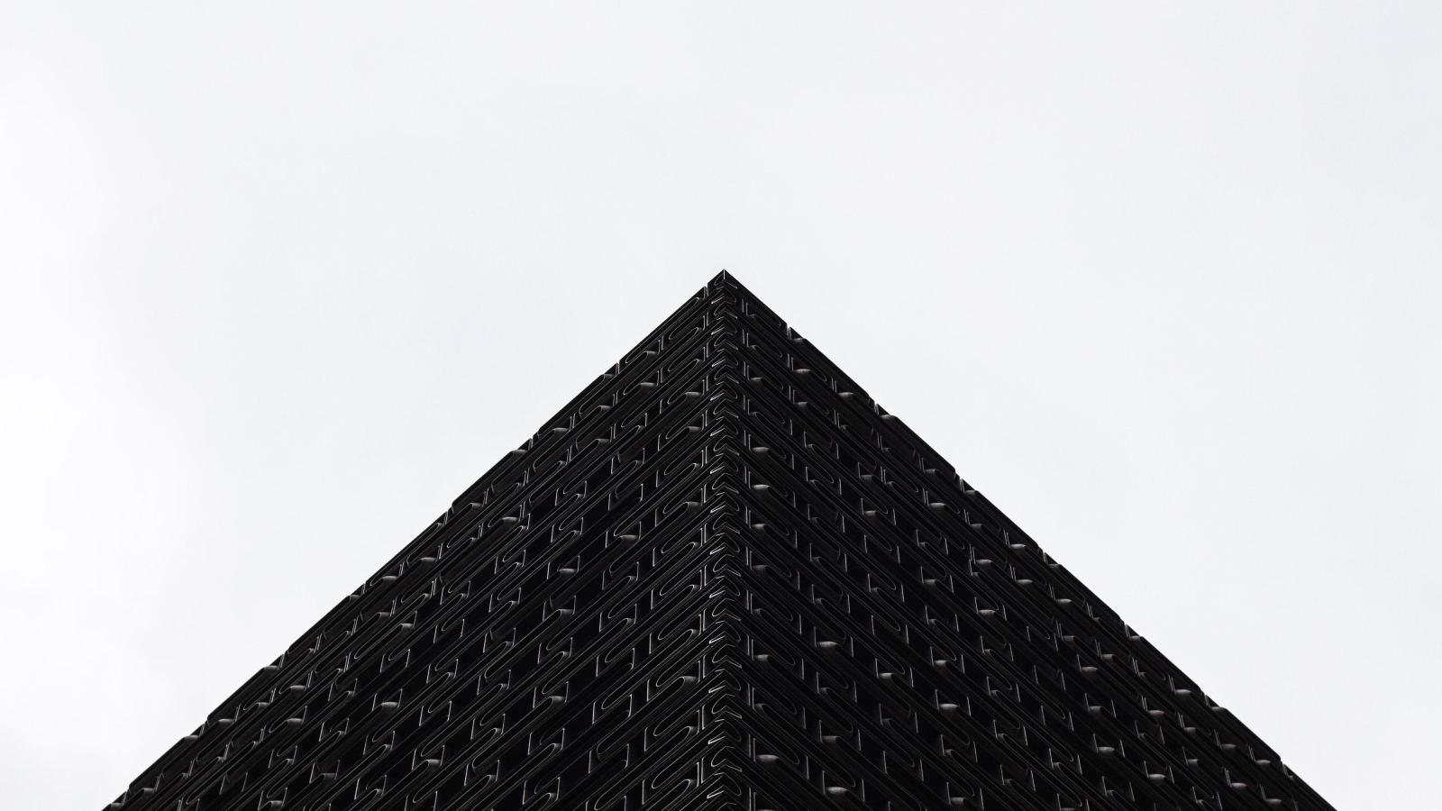 Черная 3д пирамида на белом фоне