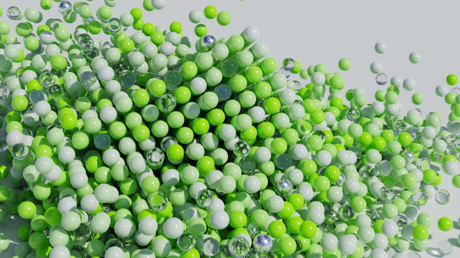 Много пластиковых и стеклянных зеленых шариков