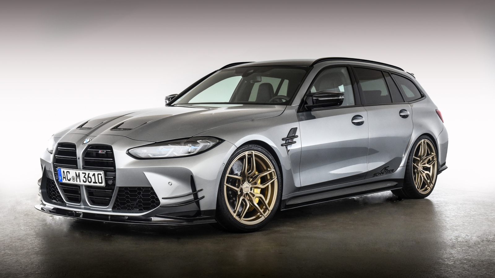 Автомобиль AC Schnitzer ACS3 Sport Touring 2023 года на сером фоне