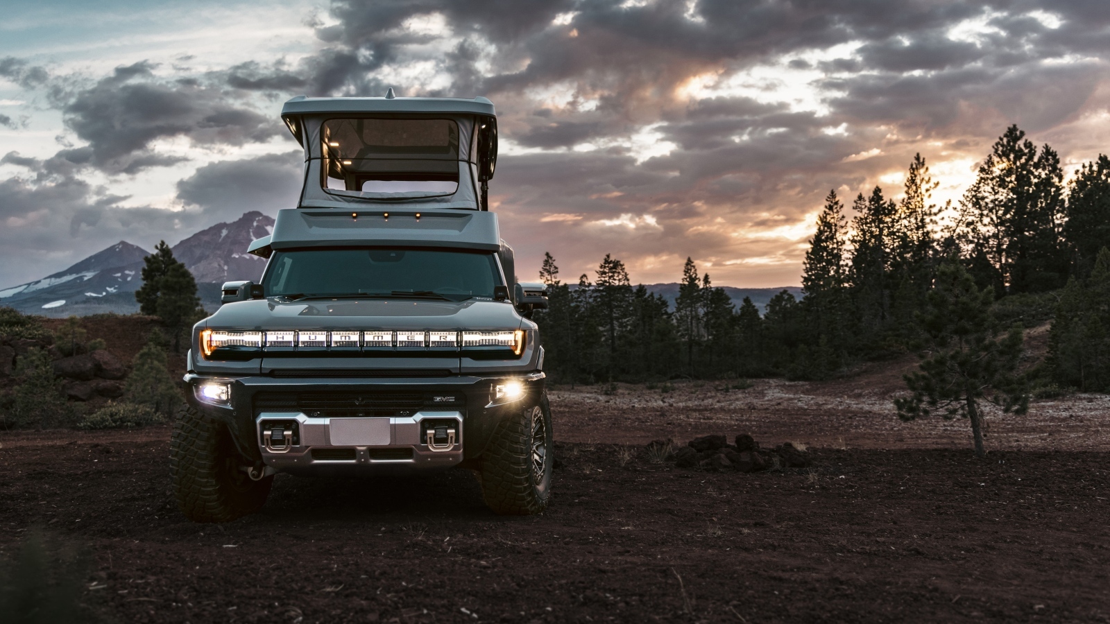 Автомобиль GMC HUMMER EV EarthCruiser 2024 года на фоне неба