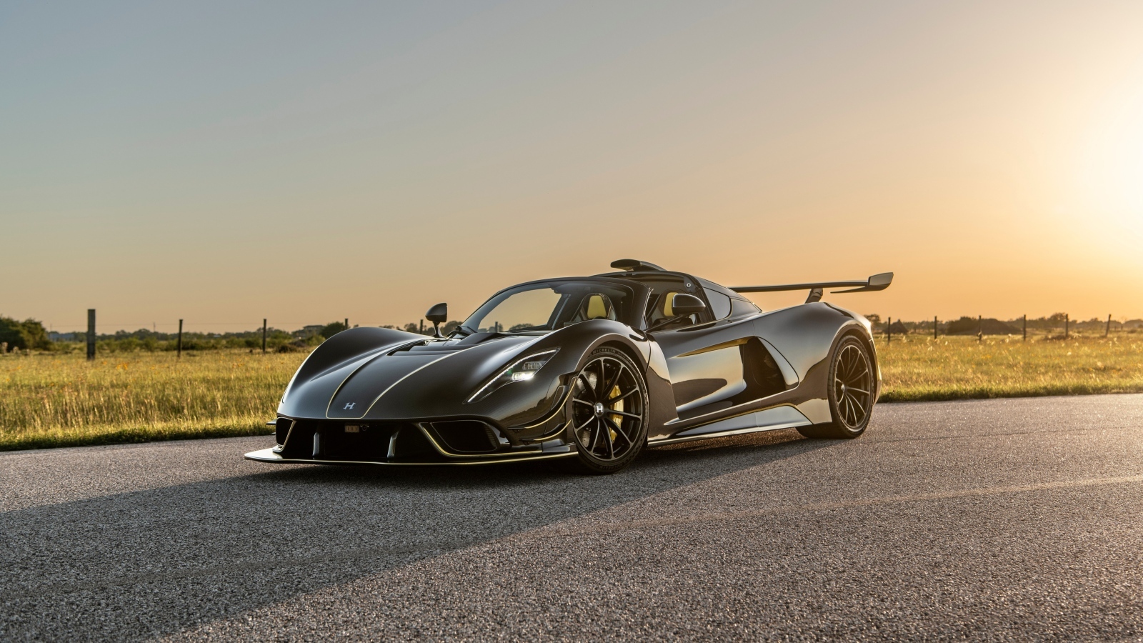 Черный спорткар Hennessey Venom F5 Revolution Roadster 2023 года