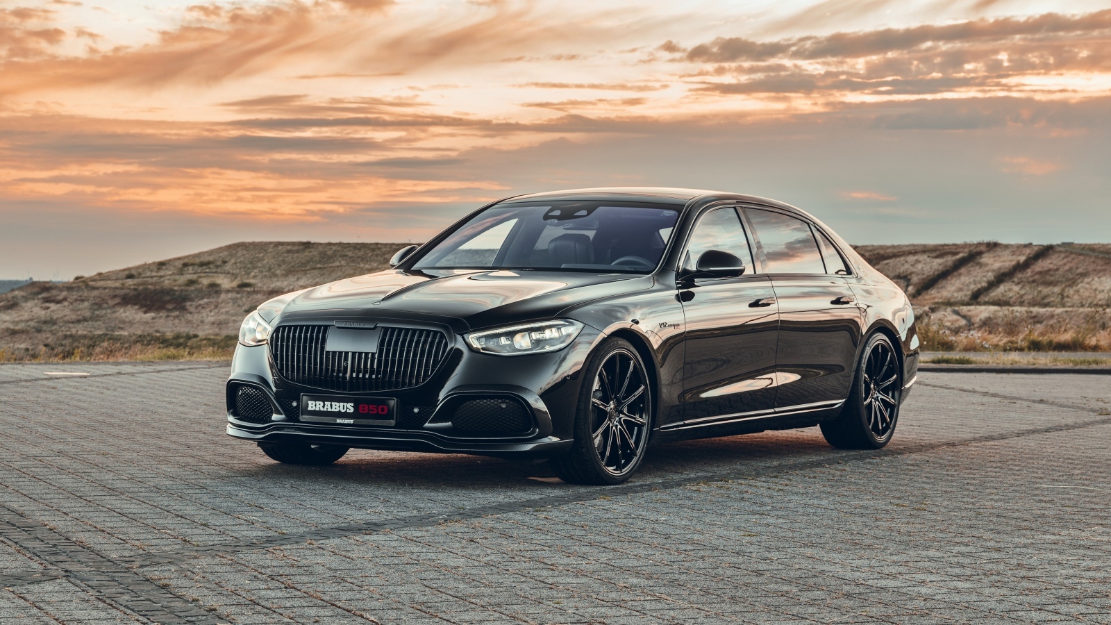 Автомобиль Brabus 850 2023 года на фоне заката