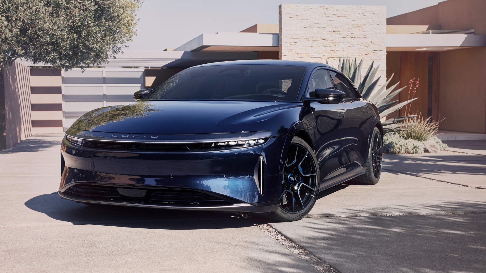 Дорогой автомобиль Lucid Air Sapphire 2023 года