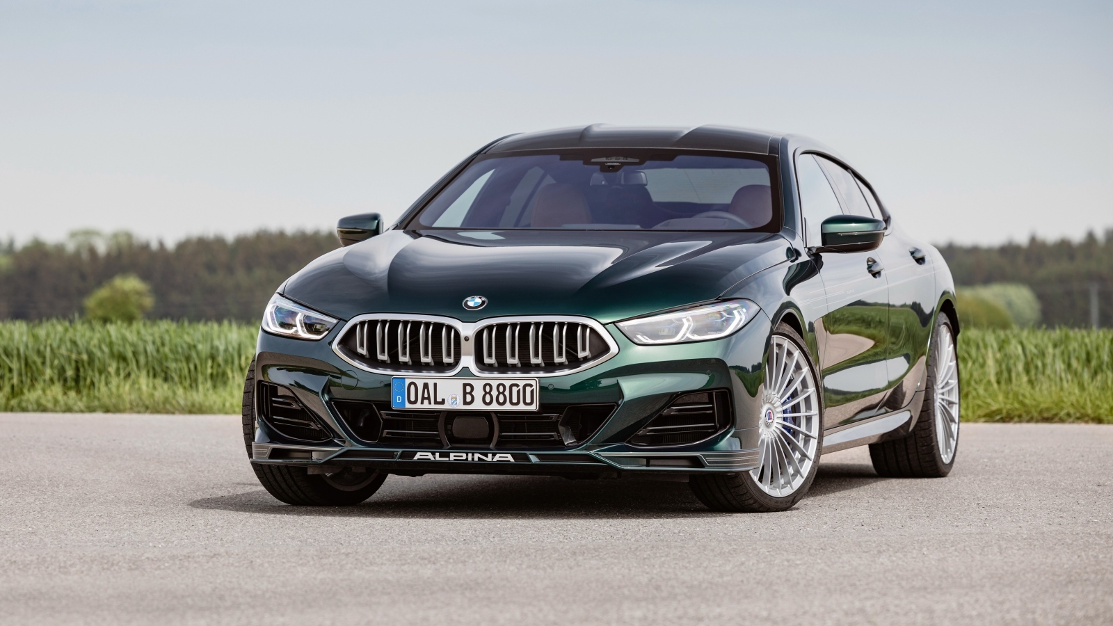 Зеленый автомобиль Alpina B8