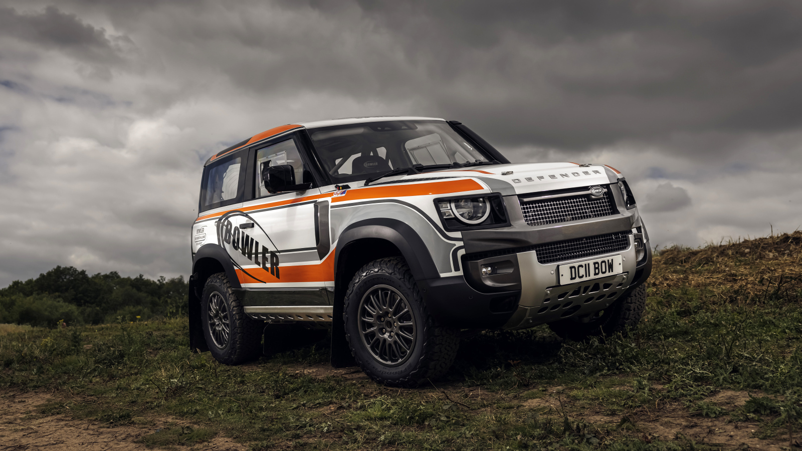 Большой внедорожник  Defender Challenge Car 2022 года на фоне грозового неба 