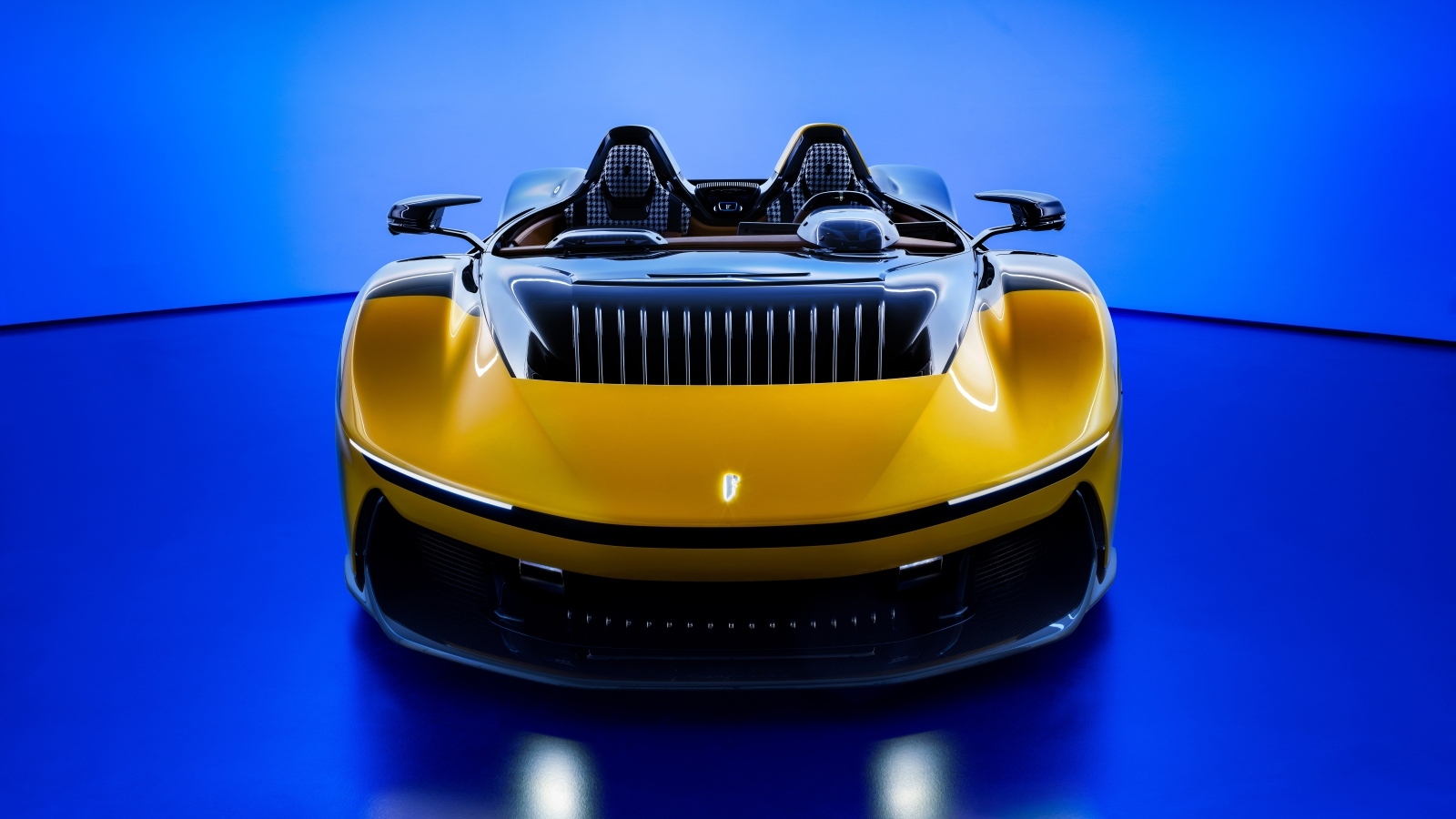 Новый автомобиль  Pininfarina B95 Prototipo 2023 года на синем фоне
