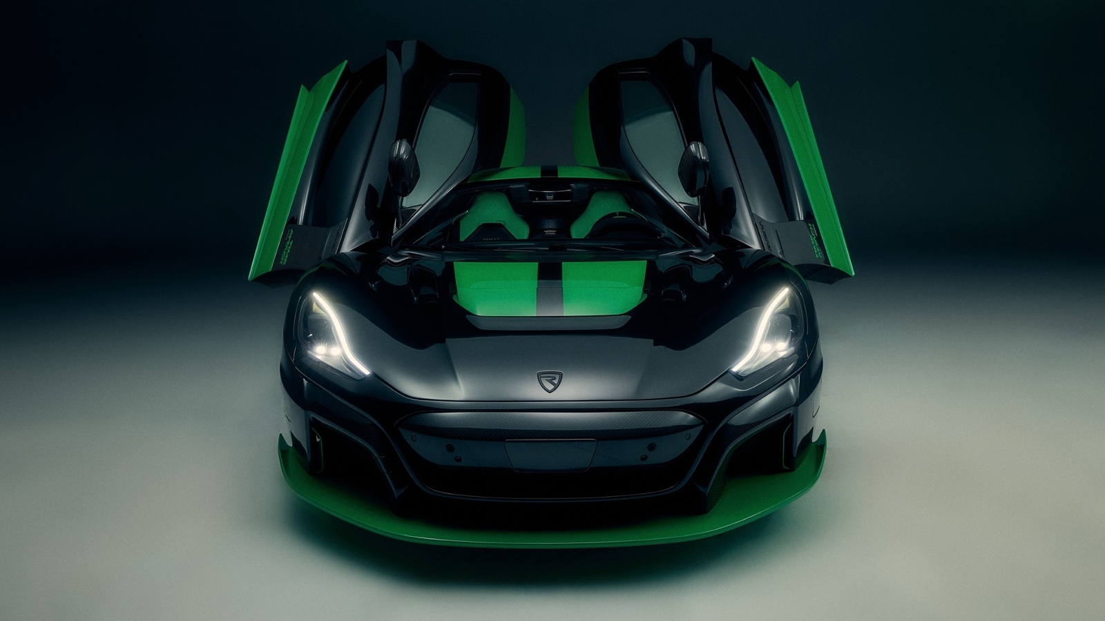 Автомобиль Rimac Nevera Time Attack 2023 с открытыми дверями