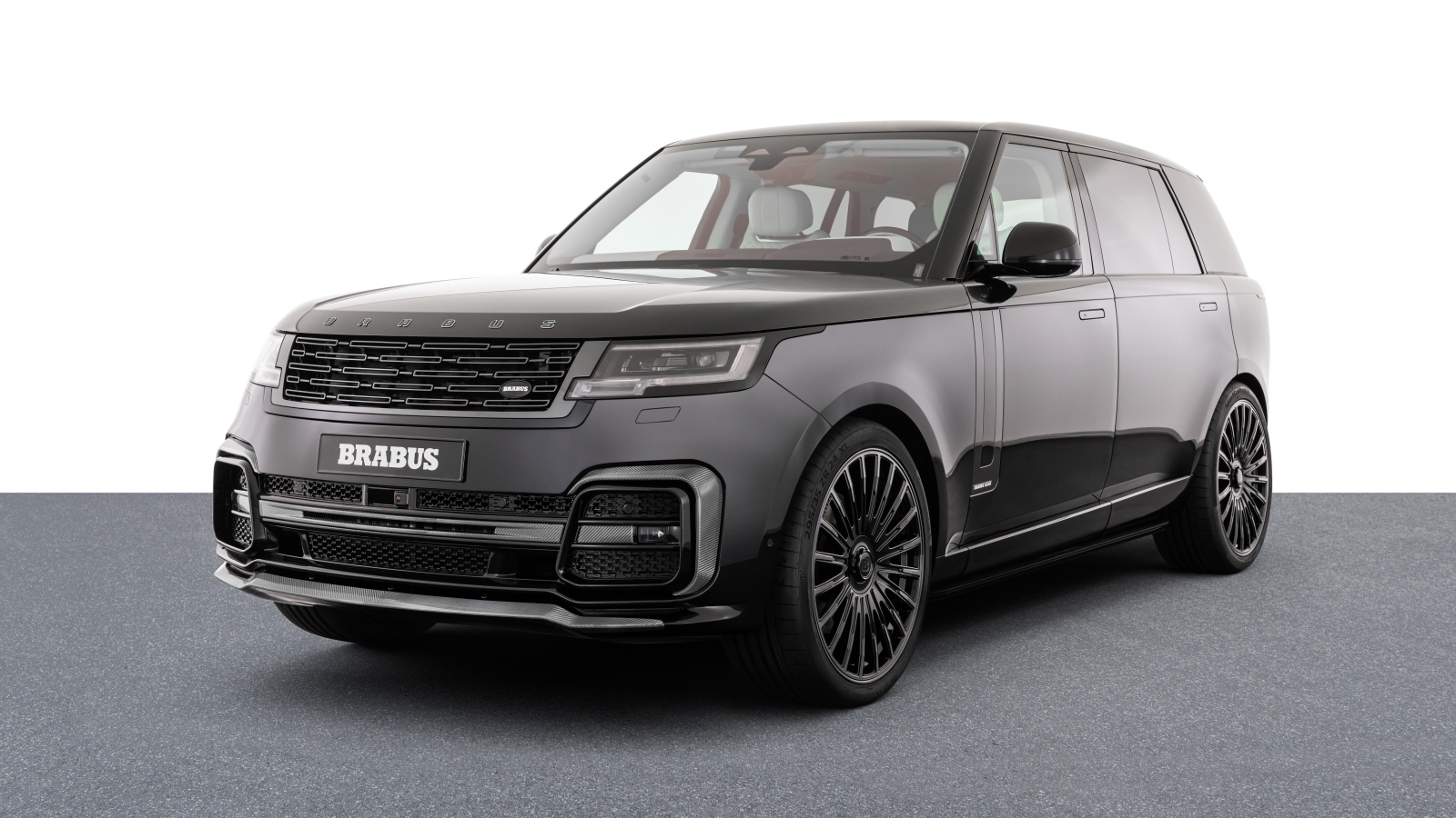 Внедорожник Brabus 600 2023 года на сером фоне