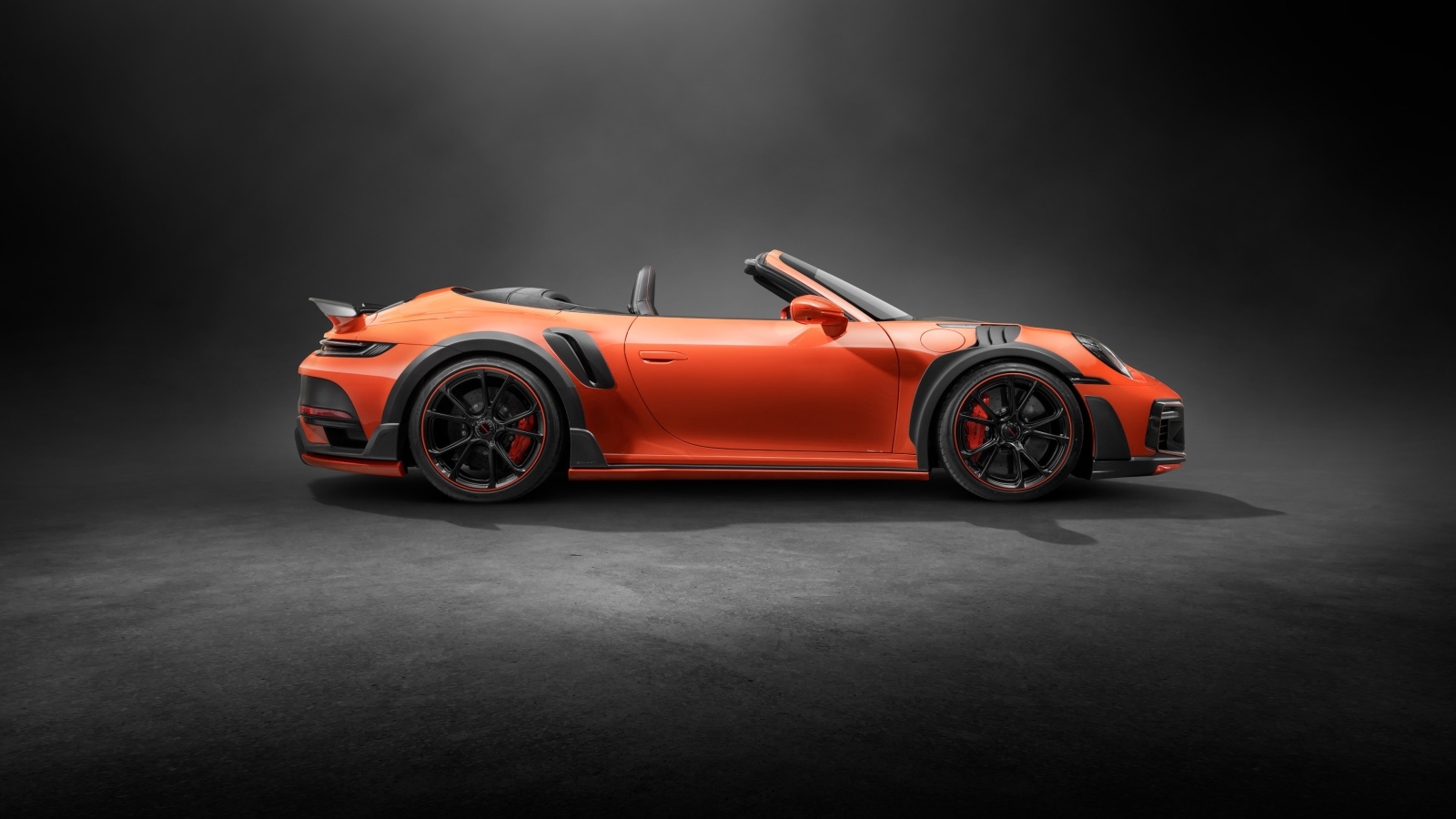 Вид сбоку на красный кабриолет TechArt GTstreet R