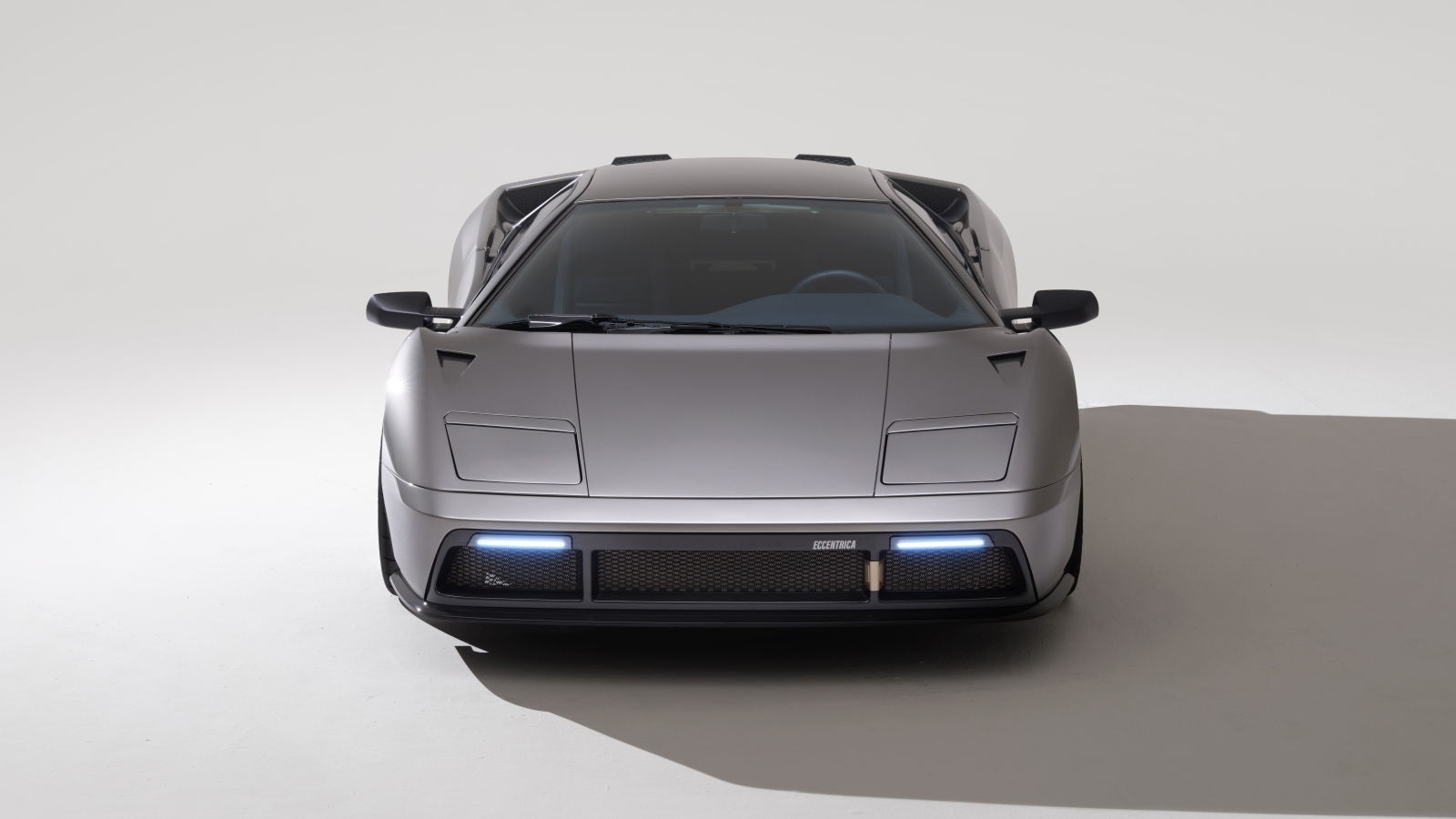 Серебристый автомобиль Eccentrica Restomod 2023 года