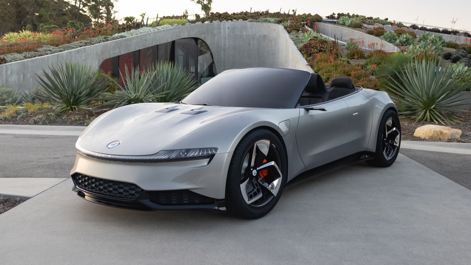 Серебристый спортивный автомобиль Fisker Ronin