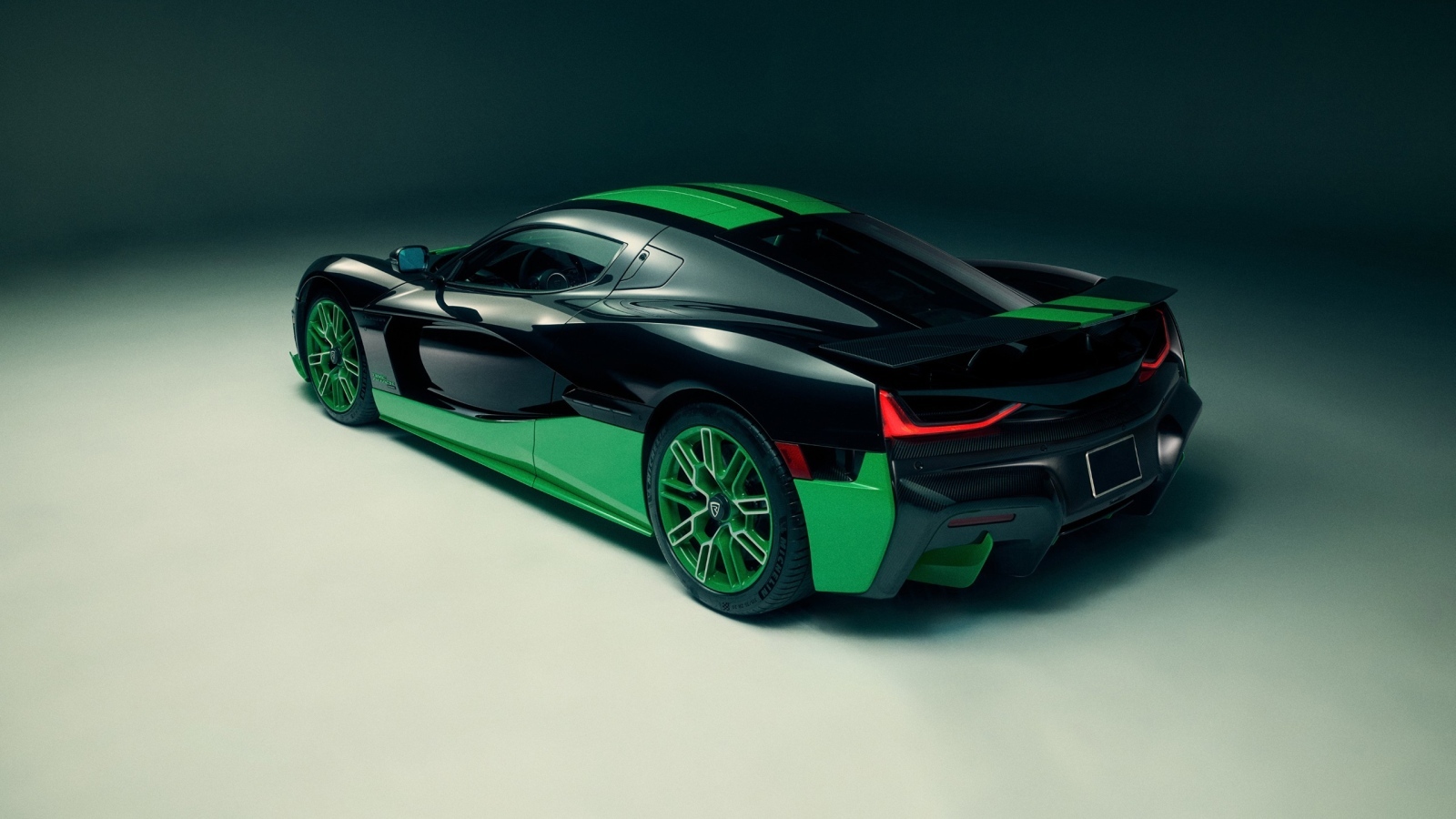 Спортивный автомобиль Rimac Nevera Time Attack 2023 на сером фоне