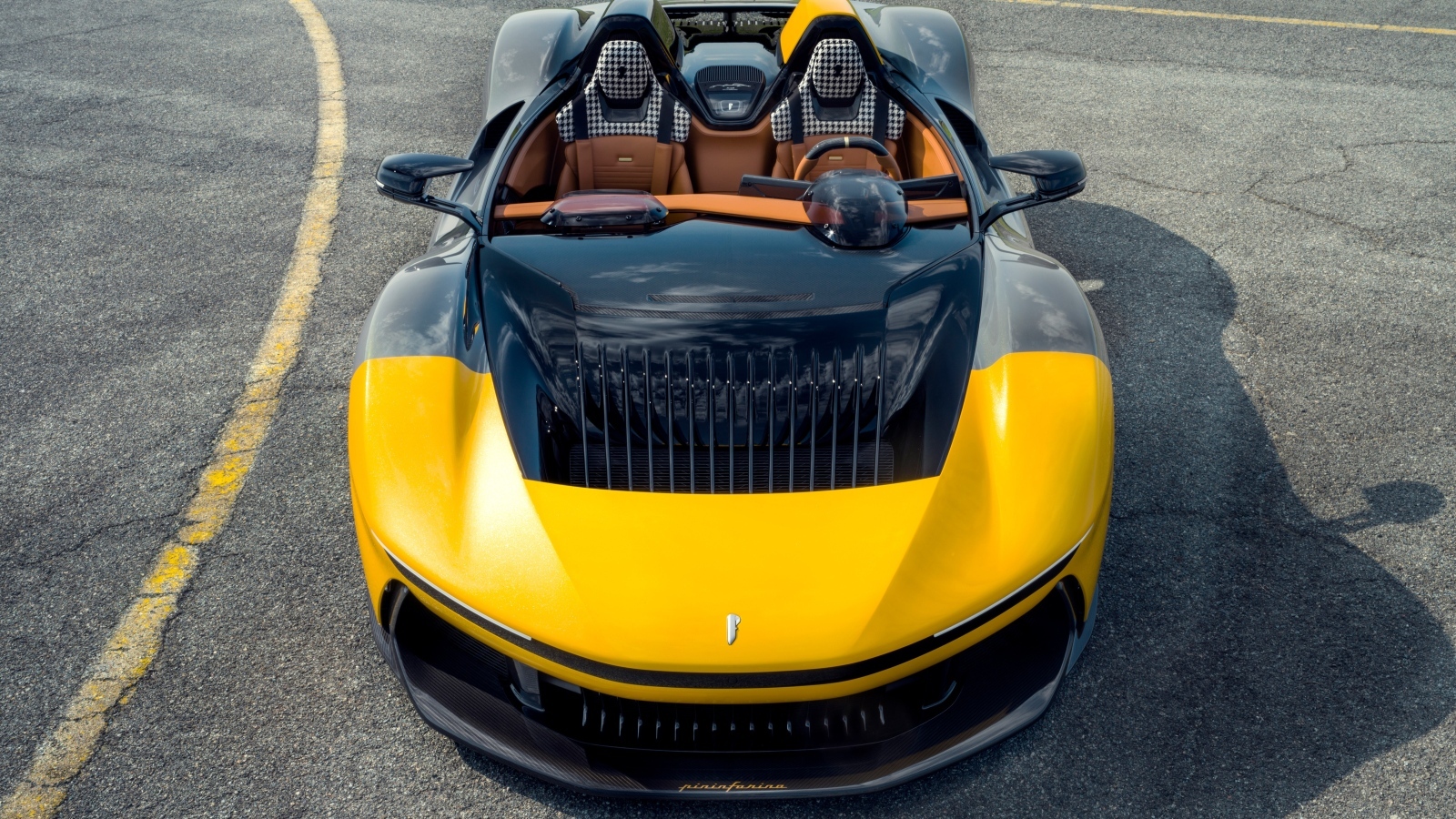 Вид сверху на спортивный автомобиль Pininfarina B95 Prototipo 2023 года