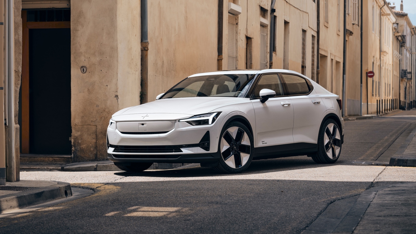 Белый автомобиль Polestar 2 2023 года