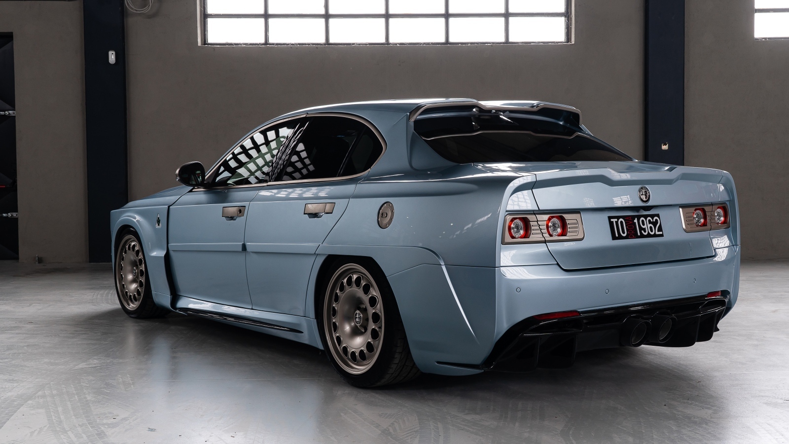 Вид сзади на серый автомобиль Alfa Romeo