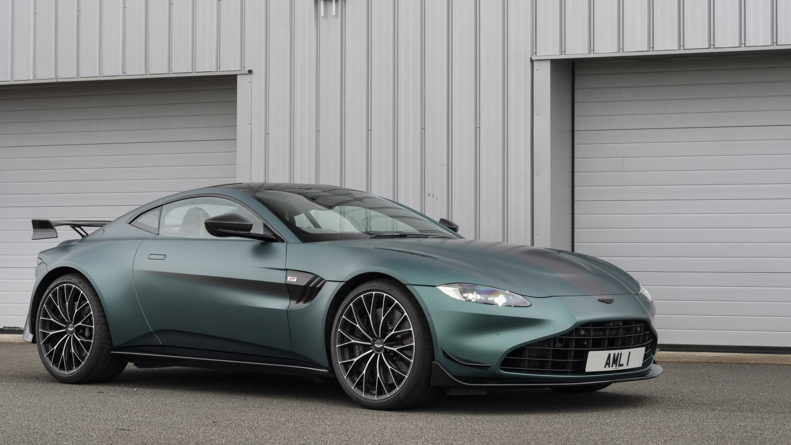 Красивый автомобиль Aston Martin Vantage F1 Edition 2023 года у серой стены