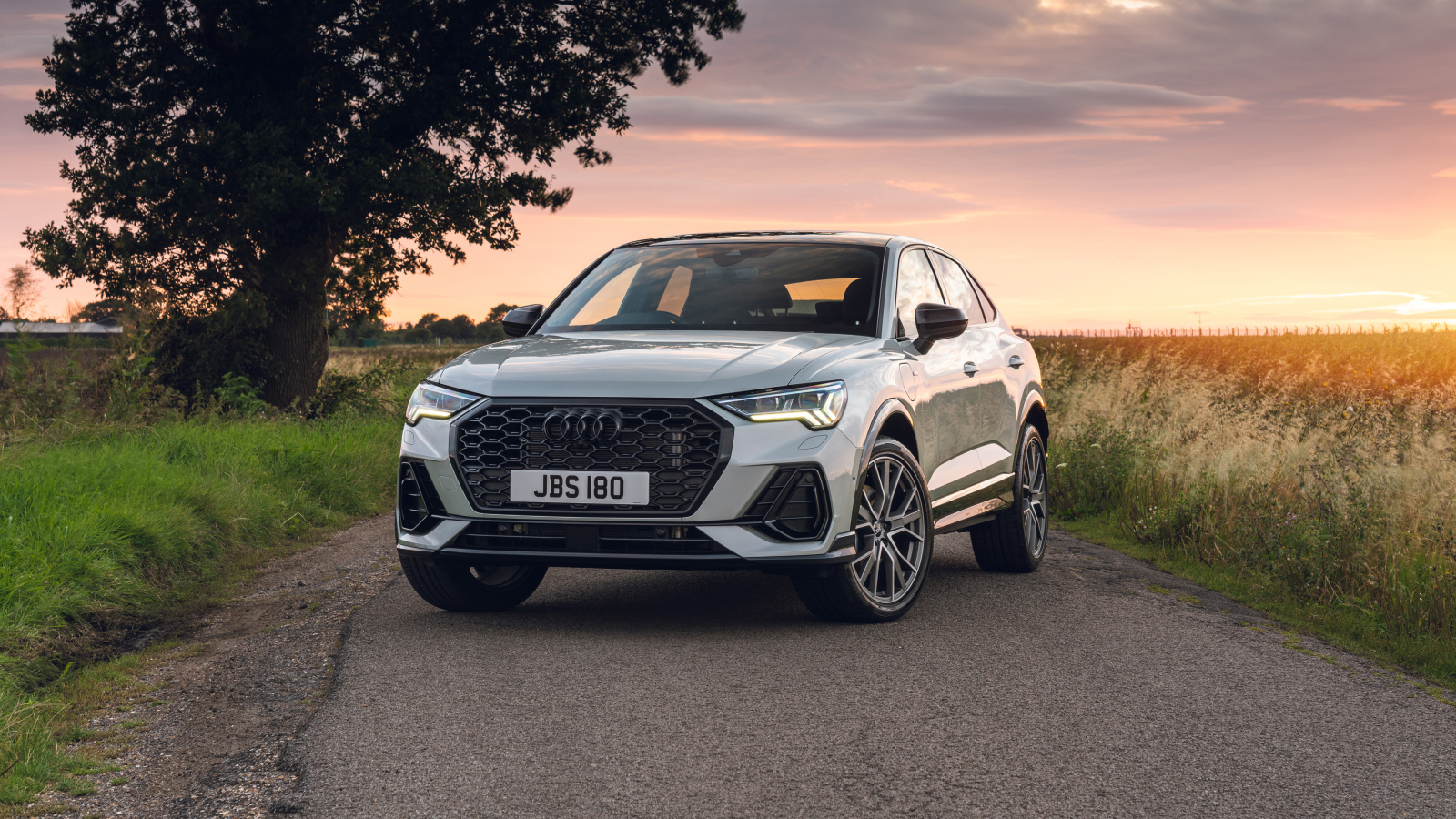 Автомобиль Audi Q3, 2021 года на дороге