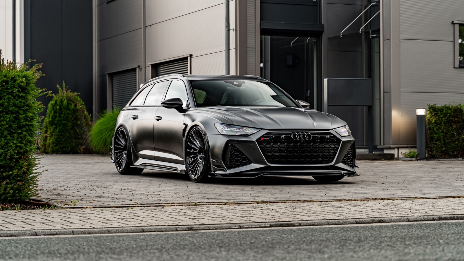 Черный автомобиль Audi RS6 C8 Tuning Prior Design