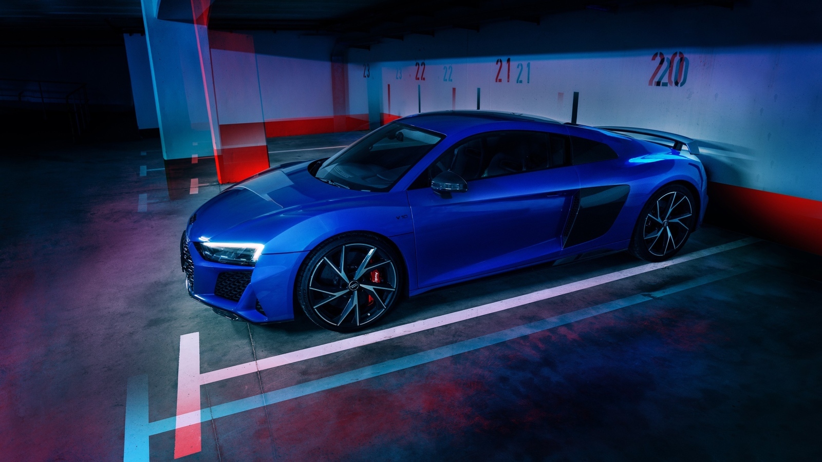 Синий  Audi R8 в гараже