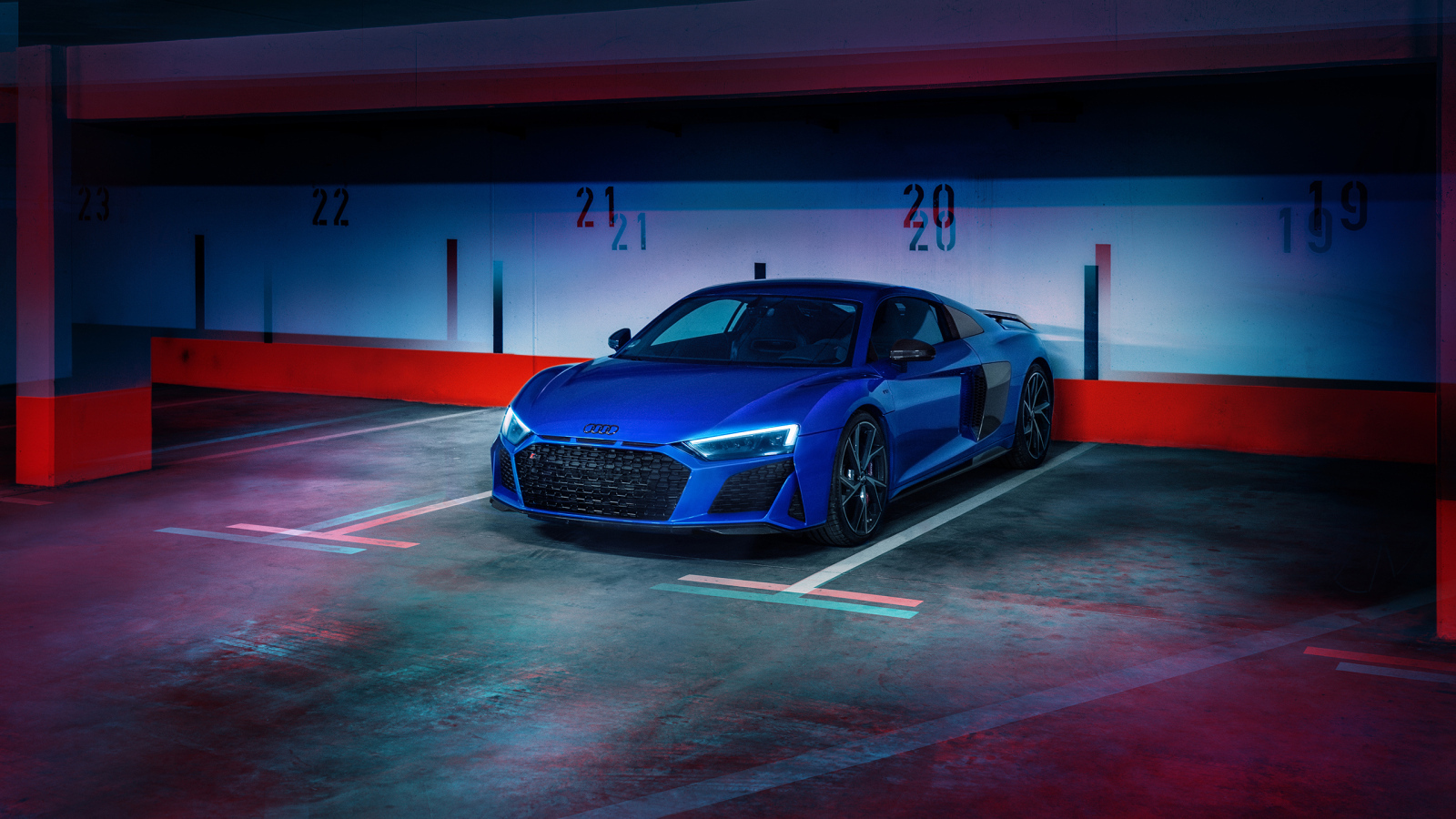 Синий спорткар Audi R8 на подземной парковке