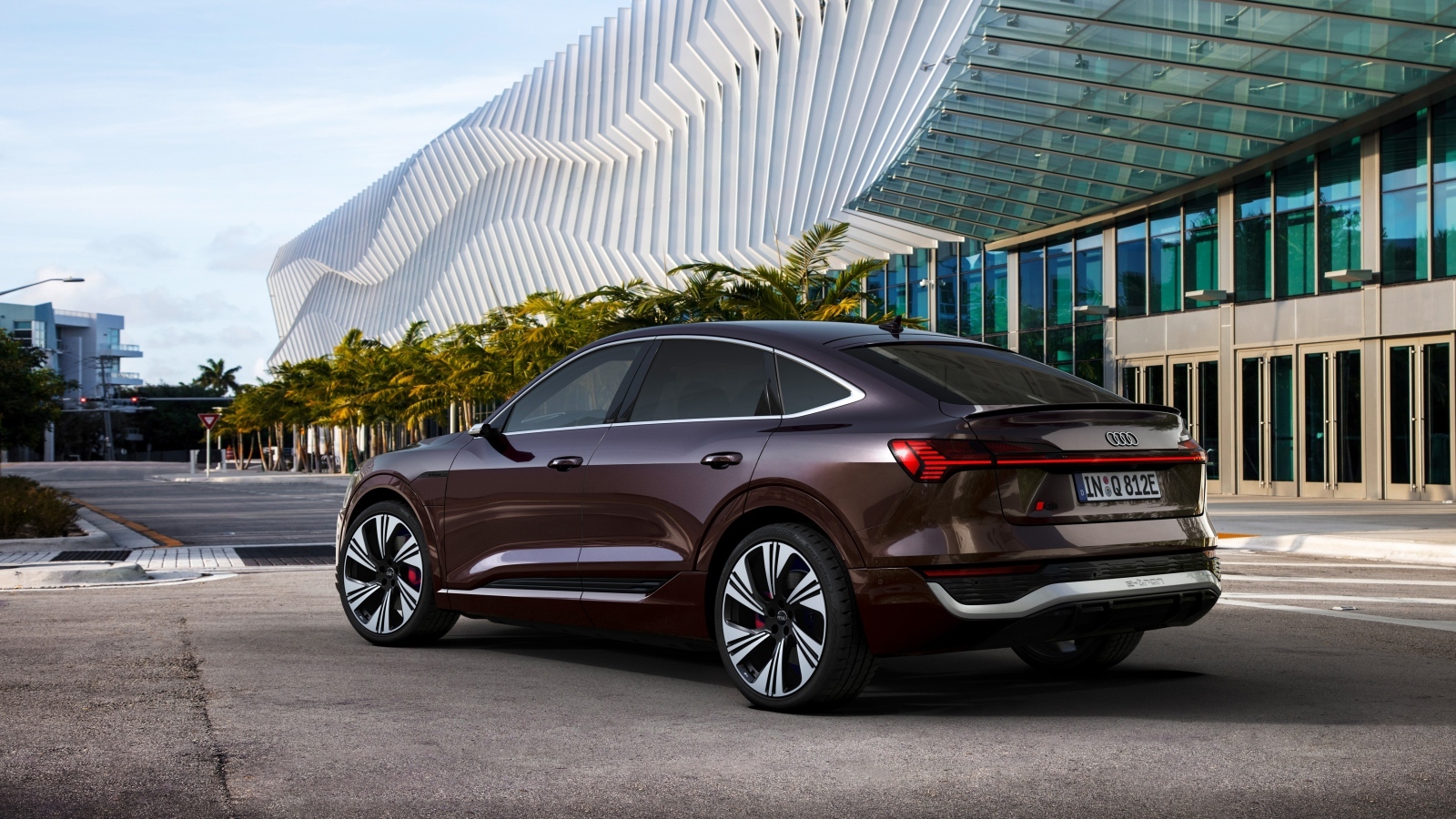 Автомобиль Audi Q8 Sportback 55 E-Tron Quattro вид сзади