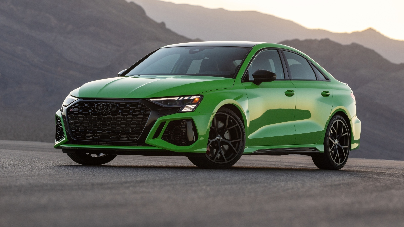 Зеленый автомобиль Audi RS 3 Sedan 2023 года вид спереди