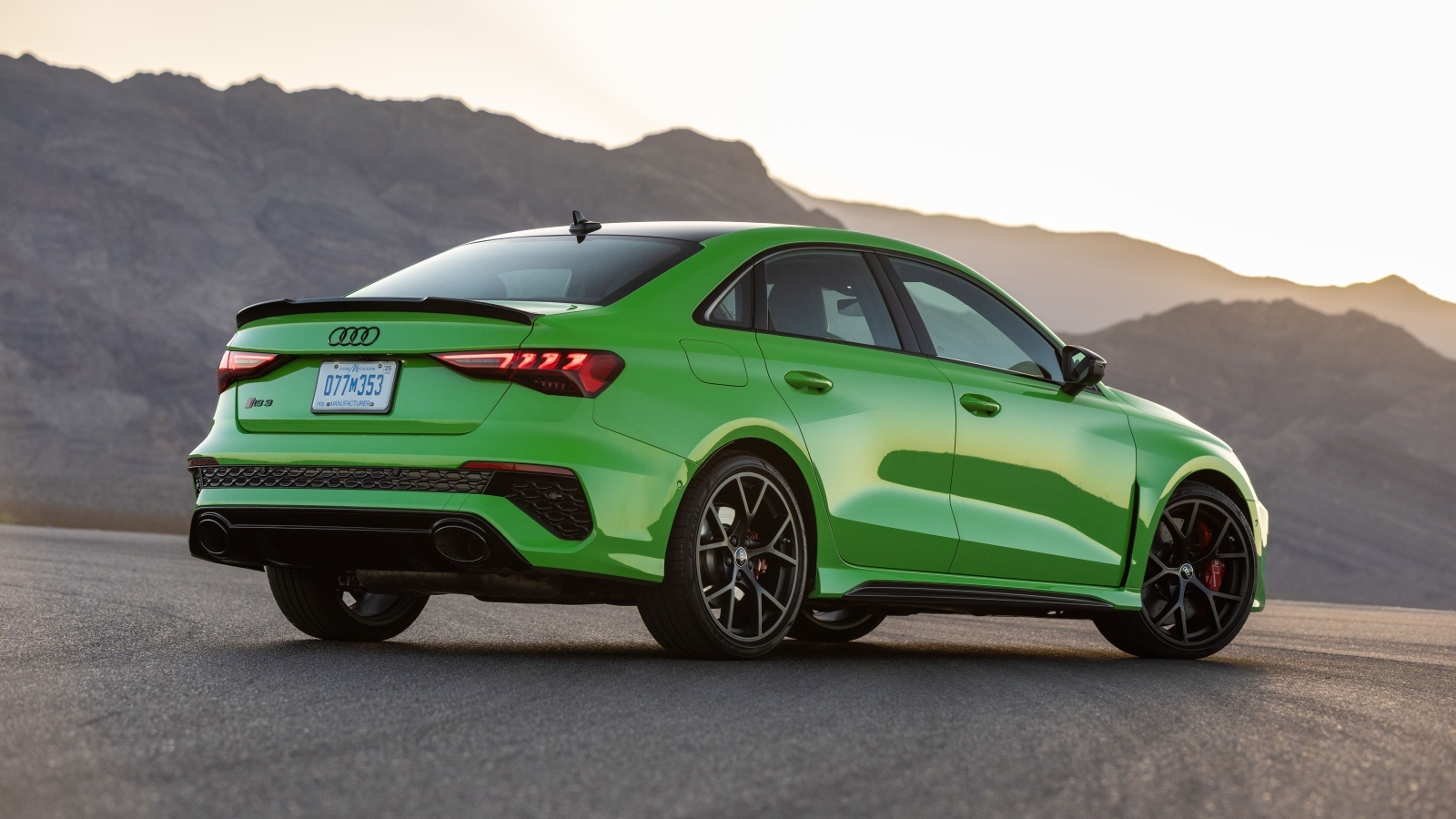 Зеленый автомобиль  Audi RS 3 Sedan 2023 года вид сзади