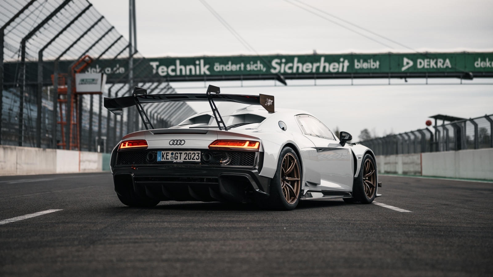 Вид сзади на автомобиль ABT Sportsline XGT Audi R8 LMS GT2