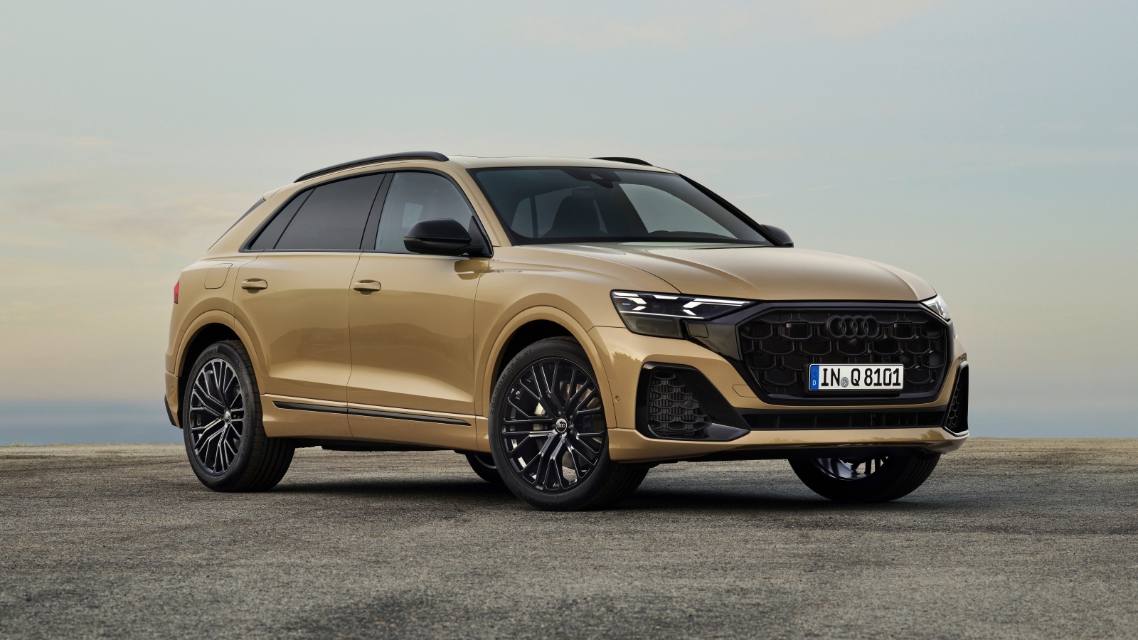 Стильный автомобиль Audi Q8 55 TFSI Quattro S Line 2023 года