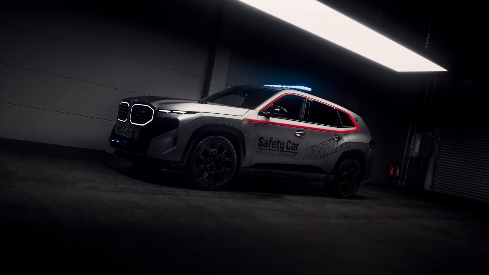 Внедорожник BMW XM Label Red MotoGP Safety Car 2024 года в здании