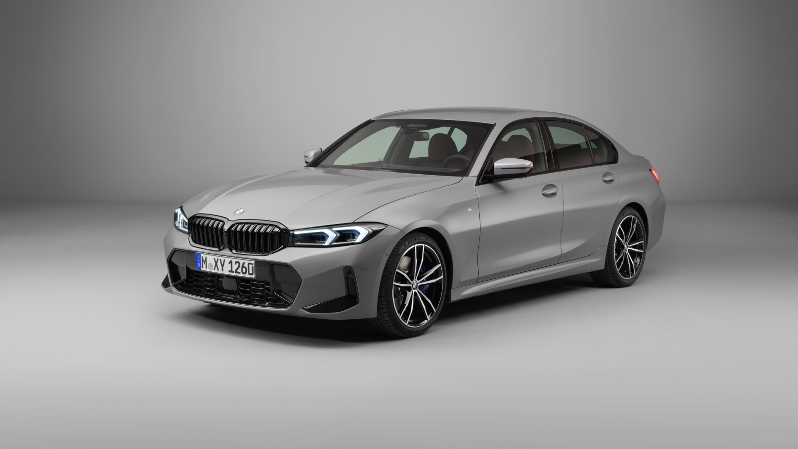 Автомобиль BMW 330i M Sport на сером фоне