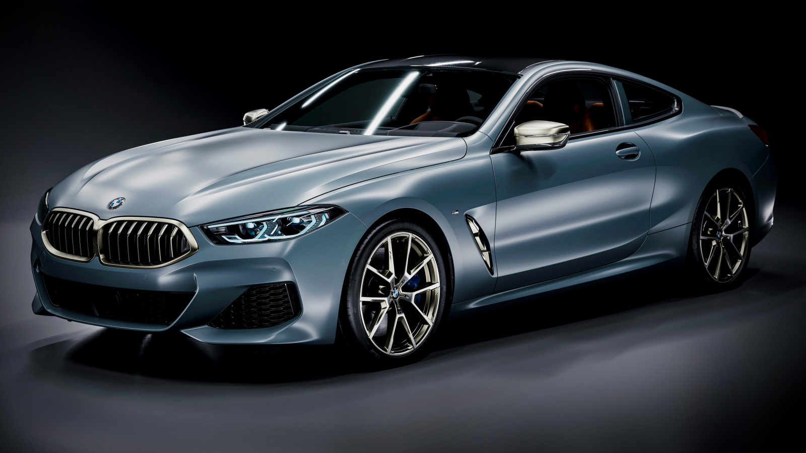 Автомобиль BMW M850i CGI на черном фоне
