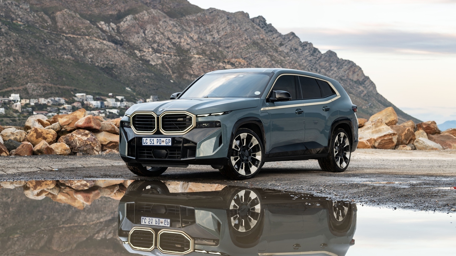 Автомобиль BMW XM 2023 в горах