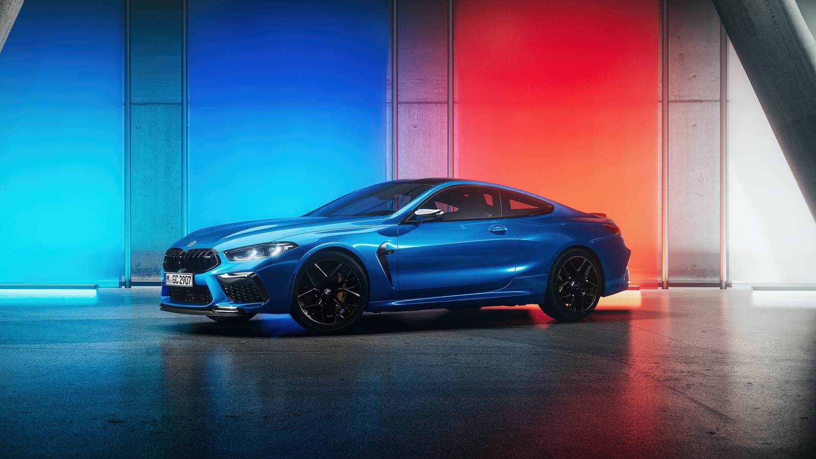 Синий дорогой автомобиль BMW M8