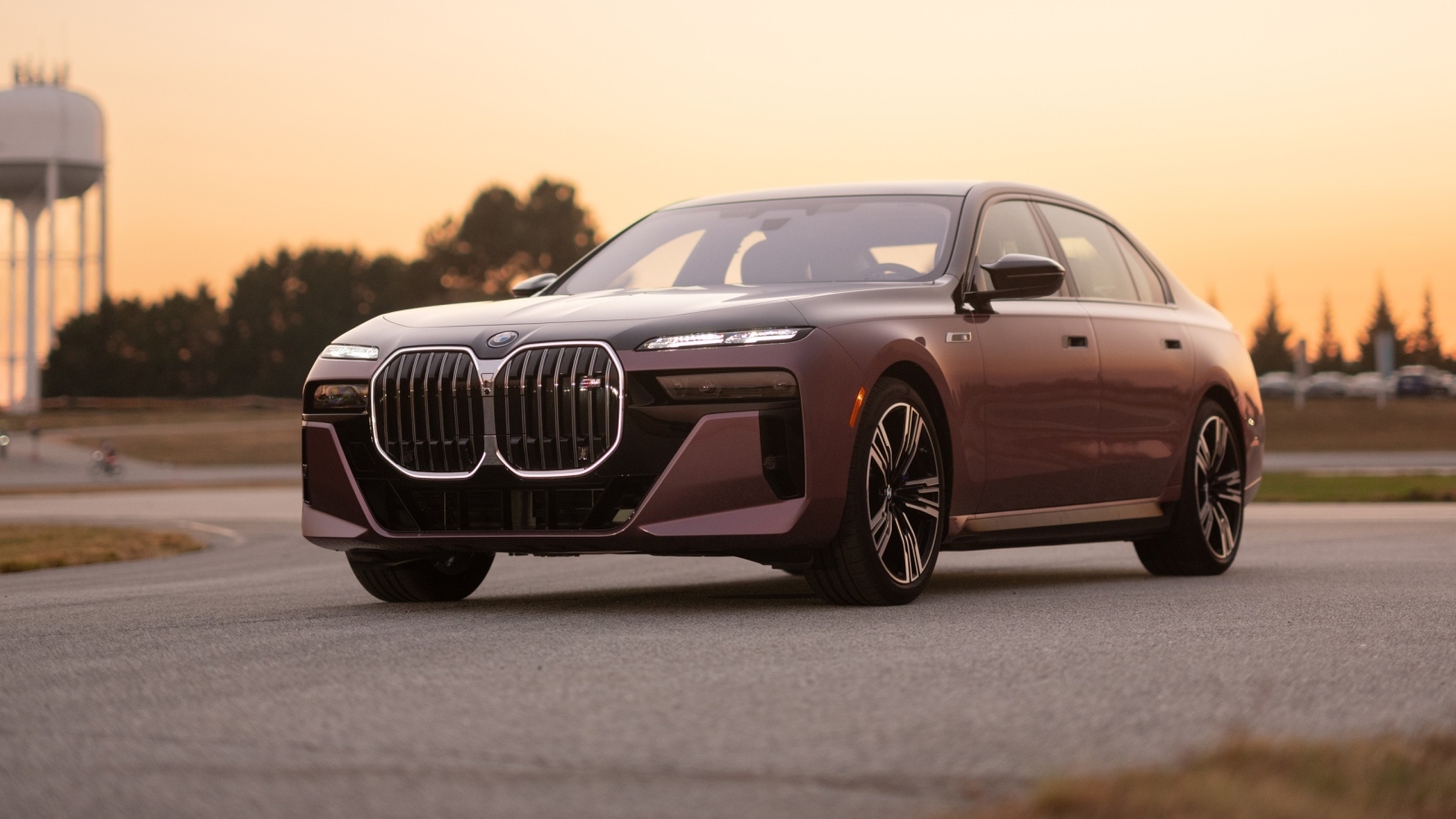 Коричневый автомобиль BMW I7 M70 XDrive 2024 года