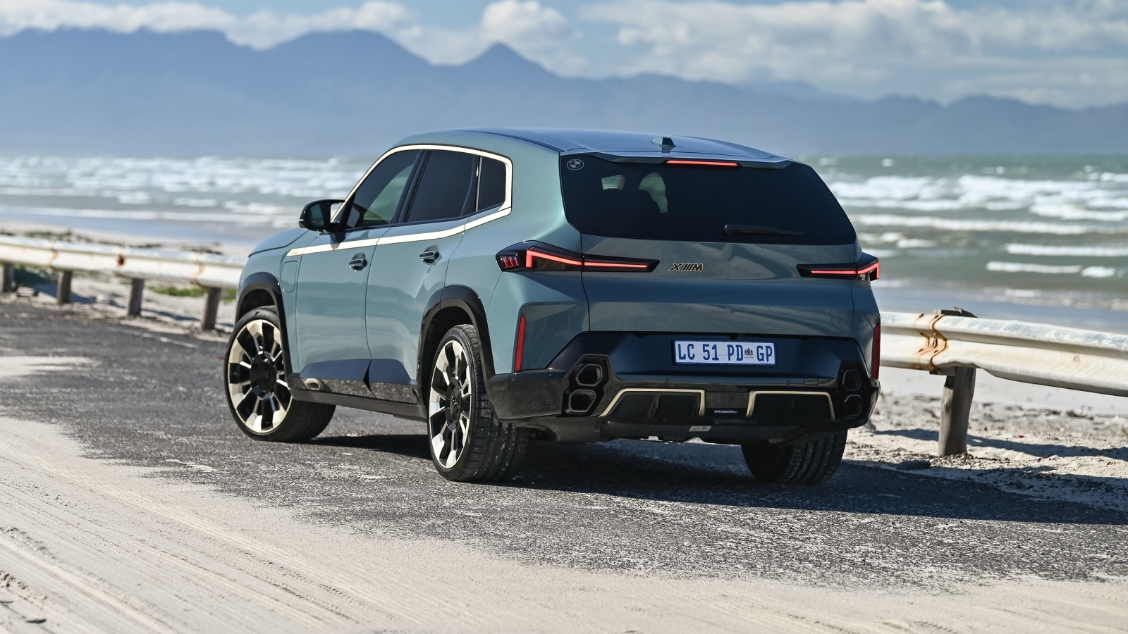 Вид сзади на внедорожник BMW XM